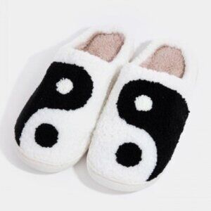 NWT Yin Yang Pattern Fuzzy Slippers Women's Size: 8-9